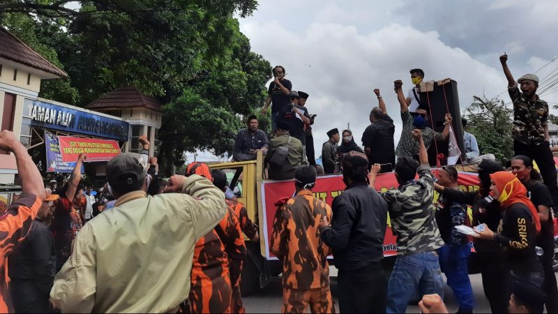 Aksi unjuk rasa warnai rekapitulasi penghitungan suara KPU di Gedung Dakwah Islam, Singaparna, Kabupaten Tasikmalaya (foto: Sahrul/GentraPriangan)