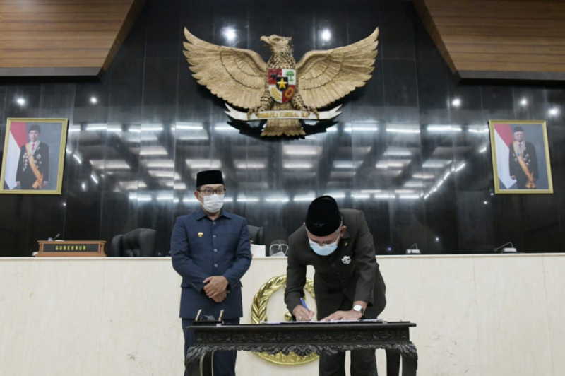 Gubernur Jawa Barat Ridwan Kamil menandatangani surat persetujuan Pemprov Jabar dan DPRD Jabar mengenai tiga Calon Daerah Persiapan Otonom Baru (foto: humasjabar) 