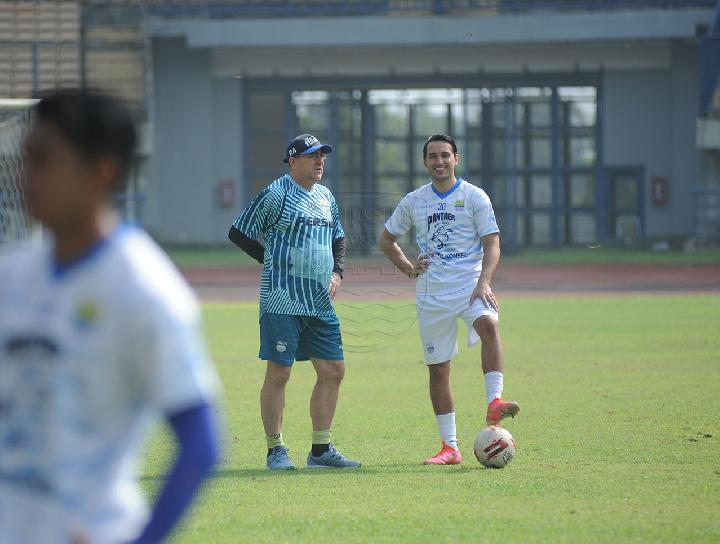 Pelatih dan pemain Persib Bandung, Robert Alberts dan Ezra Walian. (persib.co.id)