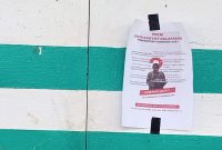 Bertebaran poster bernada kritikan kepada pemerintah terkait kebijakan PPKM Darurat di Kota Tasikmalaya (foto: Bari/GentraPriangan) 