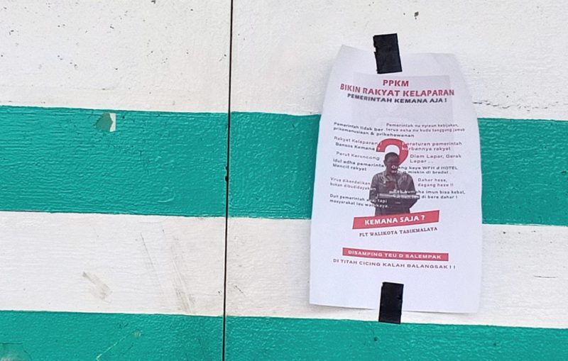 Bertebaran poster bernada kritikan kepada pemerintah terkait kebijakan PPKM Darurat di Kota Tasikmalaya (foto: Bari/GentraPriangan) 