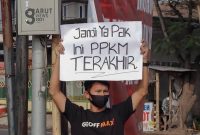 Warga desa di Garut sampaikan kritik terkait kebijakan PPKM dengan cara unik