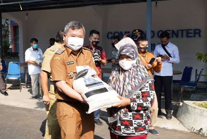 Bupati Garut, Rudy Gunawan menyerahkan bantuan sosial berupa beras secara simbolis bertempat di Area Gedung Pendopo, Kecamatan Garut Kota, Kabupaten Garut, Senin, 19 Juli 2021 (foto: diskominfo) 