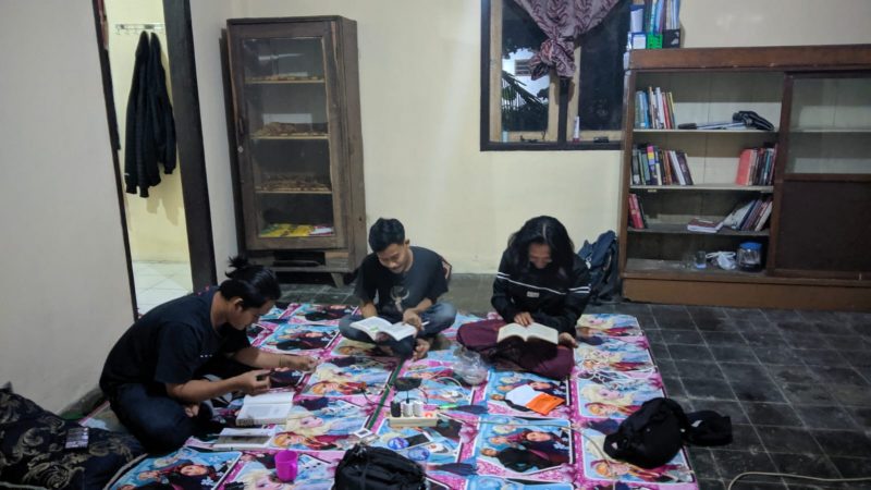 Komisariat PMII IAD Kabupaten Ciamis menggelar kegiatan sadar membaca (foto: GentraPriangan) 