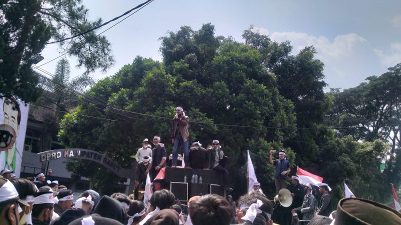 Massa aksi datangi gedung DPRD Kabupaten Garut tolak radikalisme dan intoleransi, Rabu, (5/1/2022). (Foto: Adnan/GentraPriangan)