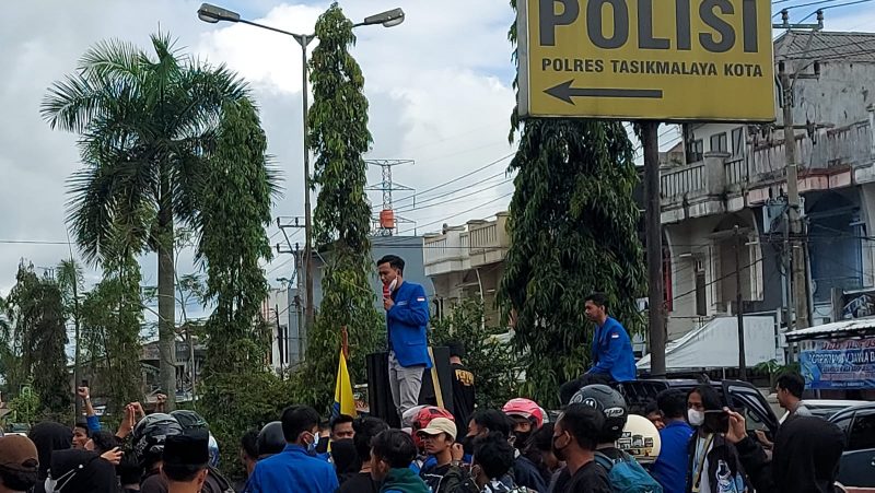 PMII Kota Tasikmalaya menggelar aksi unjuk rasa di delan Markas Polres Tasikmalaya Kota, Jumat, (8/4/2022) 