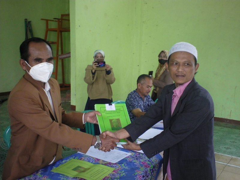 Ketua Panitia Pilkades Sukajadi, Sumardi Hidayat (kiri) saat menerima berkas pendaftaran salah satu bakal calon kades pada Rabu (27/4/2022) di Aula Desa Sukajadi, (Foto/Dokumentasi: Firmansyah).