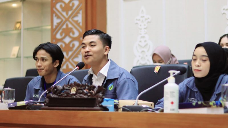 Presiden mahasiswa Institut Pendidikan Indonesia Firman Yusuf (tengah) menjelaskan hasil kajiannya di Badan Legislasi DPR-RI Jakarta.