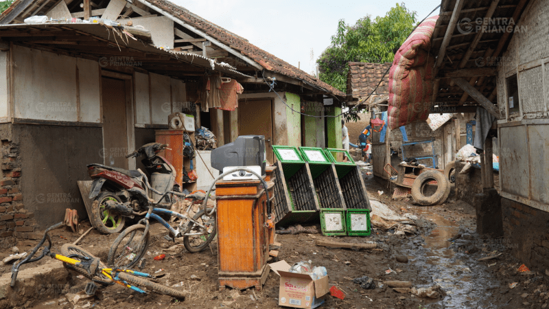 Kondisi pemukiman warga Kampung Cimacan, Desa Haurpanggung, Kecamatan Tarogong Kidul paska bencana banjir bandang Garut  Senin (18/7/2022) - Foto: Faisal/Gentra Priangan