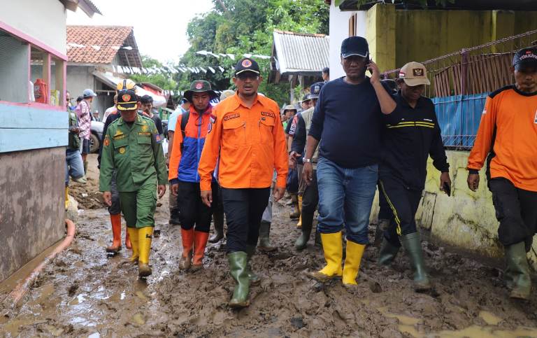 Wakil Bupati Garut Helmi Budiman bersama jajarannya meninjau daerah yang terdampak banjir di Kecamatan Pameungpeuk, Kabupaten Garut, Jawa Barat, Jumat (23/9/2022). Foto: Diskominfo Garut.