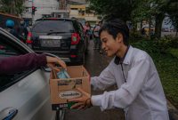 Pemuda Lintas Iman Garut menggalang donasi untuk korban gempa di Cianjur, Sabtu (26/11/2022) - foto: Adnan/GentraPriangan
