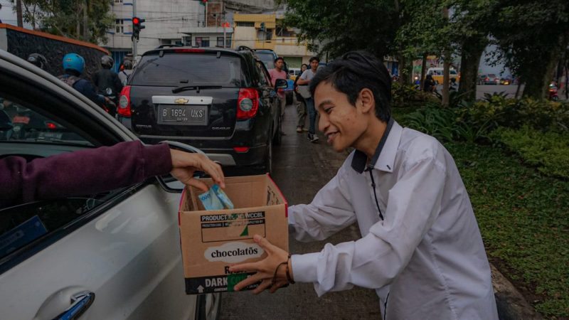 Pemuda Lintas Iman Garut menggalang donasi untuk korban gempa di Cianjur, Sabtu (26/11/2022) - foto: Adnan/GentraPriangan