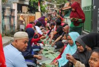 Tradisi masyarakat sunda yang terkenal dengan kegiatan makan bersamanya (Ngaliwet). Foto: Fajar Ramadhan/Gentra Priangan.