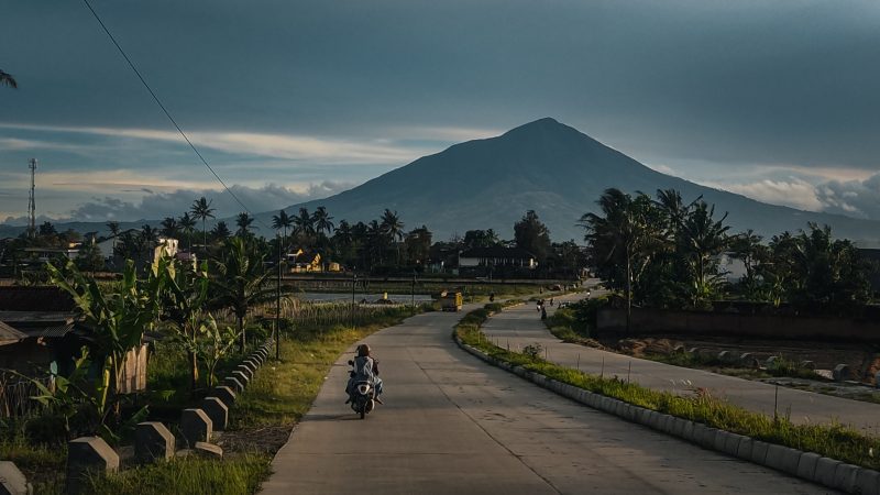 Jalan Ibrahim Adjie, Kecamatan Tarogong Kaler, Kabupaten Garut (foto: Rizal/GentraPriangan) 