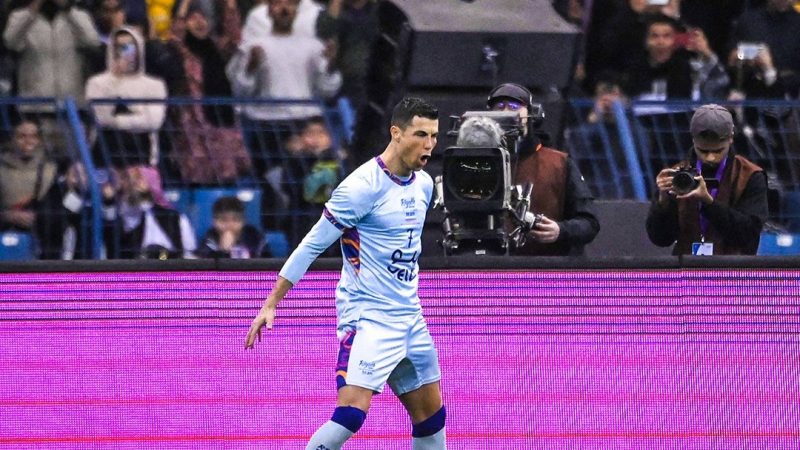 Cristiano Ronaldo berhasil mencetak goal dalam laga Riyadh All Star vs PSG, Jumat (20/1/2023) - foto: net