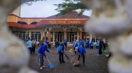 Relawan Clean The City melakukan aksi bersih-bersih di sekitar Alun-alun Singaparna, Kabupaten Tasikmalaya (foto: Sahrul Imam/GentraPriangan)