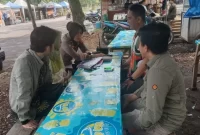 Polisi memberikan arahan kepada pedagang untuk tidak berjualan saat siang hari di Kota Tasikmalaya, Jawa Barat, Minggu (26/3/2023). (ANTARA/HO-Polres Tasikmalaya Kota)