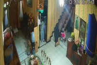 Perempuan ODGJ tertangkap kamera CCTV saat mencuri uang di rumah warga-CCTW Rumah