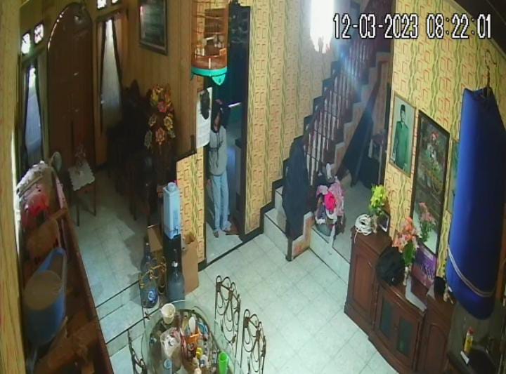 Perempuan ODGJ tertangkap kamera CCTV saat mencuri uang di rumah warga-CCTW Rumah