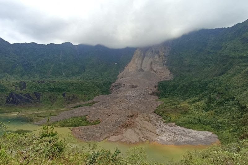 Kondisi tebing longsor di Gunung Galunggung, Kabupaten Tasikmalaya, Jawa Barat. (BPBD Kabupaten Tasikmalaya).