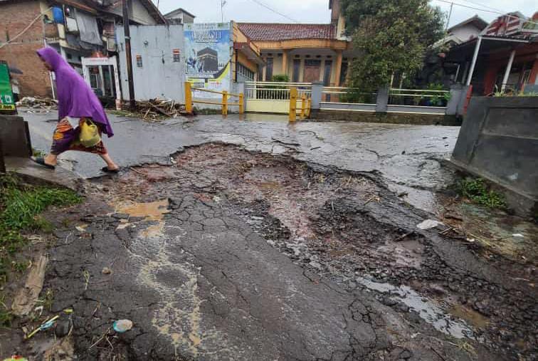 Selokan Meluap Diakibatkan Hujan di Jalan Bayongbong. Foto: Bagja/GentraPriangan.