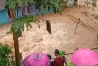 Banjir setinggi 1 meter mengenangi perkampungan di Kecamatan Sukanagara, Cianjur, Jawa Barat, akibatnya seratusan kepala keluarga terpaksa mengungsi karena air bah semakin tinggi, Minggu (26/3/2023).(ANTARA/Ahmad Fikri). (Ahmad Fikri)