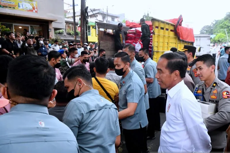 Presiden Joko Widodo membagikan bantuan sembako dan parsel untuk masyarakat di Jalan Otista, Kota Bogor, Provinsi Jawa Barat, Jumat (14/4/2023)-HO-Biro Pers Sekretariat Presiden