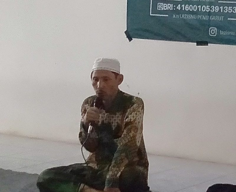 Katib Syuriah PCNU Garut, KH. Samhari menyampaikan tausiah singkat dalam kegiatan distribusi Zakat Lazisnu PCNU Garut, Kamis(20/04/23)- Dadan/Gentrapriangan