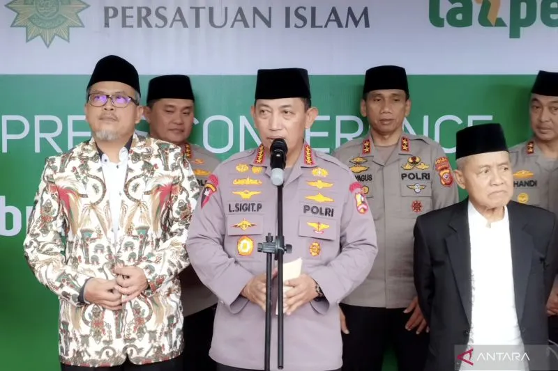 Kapolri Jenderal Pol Listyo Sigit Prabowo saat menyampaikan keterangan usai mendistribusikan sembako di Kantor PP Persis, Kota Bandung, Jawa Barat, Sabtu (15/4/2023). (ANTARA/Bagus Ahmad Rizaldi)
