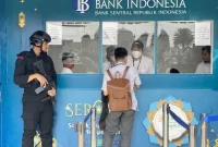 Seorang pemudik mendatangi booth penukaran uang pecahan yang disediakan oleh Bank Indonesia di rest area kilometer 57 Tol Cikampek Utama, Karawang, Jawa Barat pada Sabtu (15/4/2023). (ANTARA/Hreeloita Dharma Shanti)