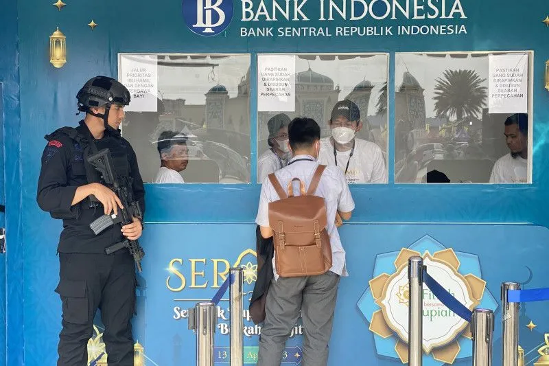Seorang pemudik mendatangi booth penukaran uang pecahan yang disediakan oleh Bank Indonesia di rest area kilometer 57 Tol Cikampek Utama, Karawang, Jawa Barat pada Sabtu (15/4/2023). (ANTARA/Hreeloita Dharma Shanti)