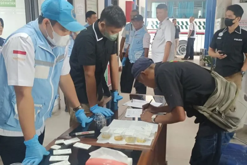 Kepolisian Resor Sumedang dan Badan Narkotika Nasional (BNN) Kabupaten Sumedang, Jawa Barat melakukan tes urine terhadap sopir bus untuk memastikan tidak ada penyalahgunaan narkoba di kalangan sopir angkutan umum di Terminal Ciakar, Sumedang, Rabu (13/4/2023). (ANTARA/HO-Polres Sumedang)