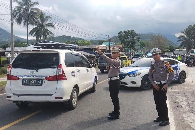 Polisi melakukan pengaturan arus lalu lintas di jalan nasional lintas Limbangan-Malangbong, Kabupaten Garut, Jawa Barat, Sabtu (15/4/2023). (ANTARA/HO-Polres Garut)