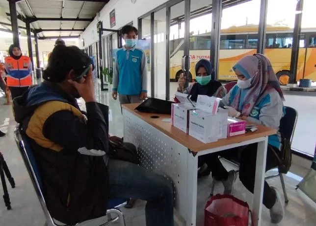 Petugas kesehatan memeriksa kondisi kesehatan sopir di Terminal Guntur, Kabupaten Garut, Jawa Barat, Jumat (14/4/2023). ANTARA/Feri Purnama