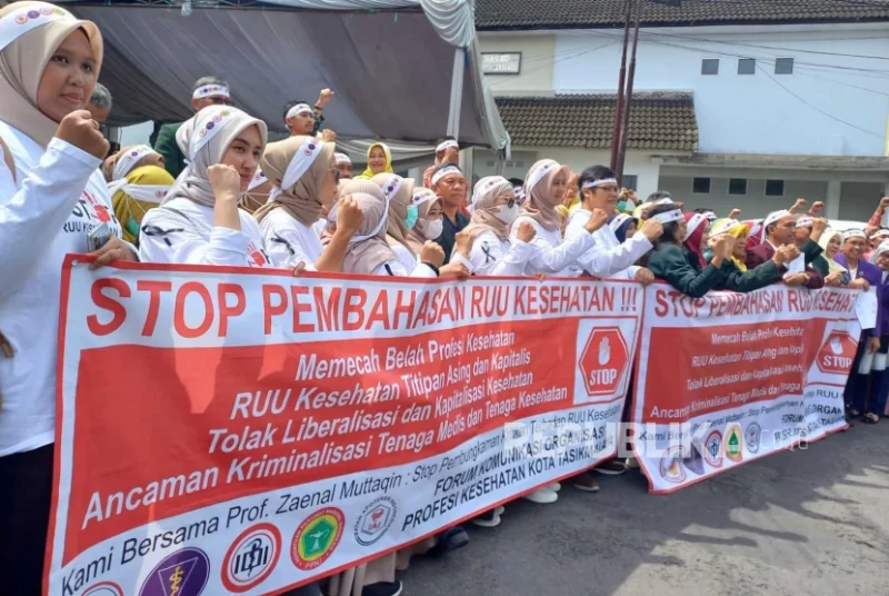 Puluhan nakes dari berbagai organisasi kesehatan menggelar aksi di Sekretariat   IDI Kota Tasikmalaya, Senin (8/5/2023) Republika/Bayu Adji P