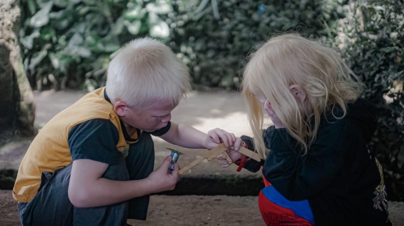Anak albino di situs kabuYUtan ciburuy yaitu Lukman(kiri)  dan Jajang Gunawan (kanan). Foto: Sahrul Imam