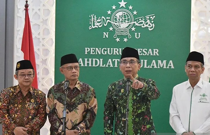 Ketua umum PBNU KH Yahya Cholil Staquf (kedua kanan) bersama ketua umum PP Muhammadiyah Haedar Nashir (kedua kiri), wakil ketua umum PBNU Amin Said Husni (kanan), sekretaris umum PP Muhamadiyah Abdul Muti (kiri) memberikan keterang pers, di kantor PBNU, Jakarta, Kamis (25/5/2023). Pertemuan tersebut dalam rangka silaturahmi kebangsaan dan membahas isu terkini yang terjadi di Indonesia. ANTARA FOTO/ Fakhri Hermansyah/hp/pri.