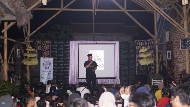 Sajajar selenggarakan pameran foto dan nobar film Ngawitan Ngariksa Jagat di Kp. Pasir, Desa Cintakarya, Kec. Samarang, Kab. Garut, Rabu (29/11/2023) 