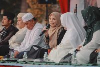 Pimpinan Pondok Pesantren Cipasung KH. Ubaidillah Ruhiat (peci putih) bersama istri Calon Presiden nomor urut 3 Siti Atiqoh (istimewa) 