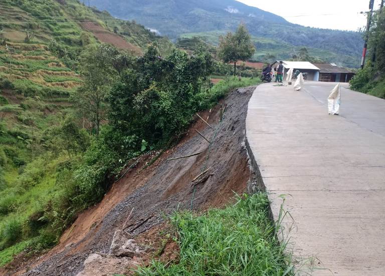 Kondisi jalan yang terdampak longsor di kawasan Lawang Angin, Desa Tanjungjaya, Kecamatan Banjarwangi, Kabupaten Garut