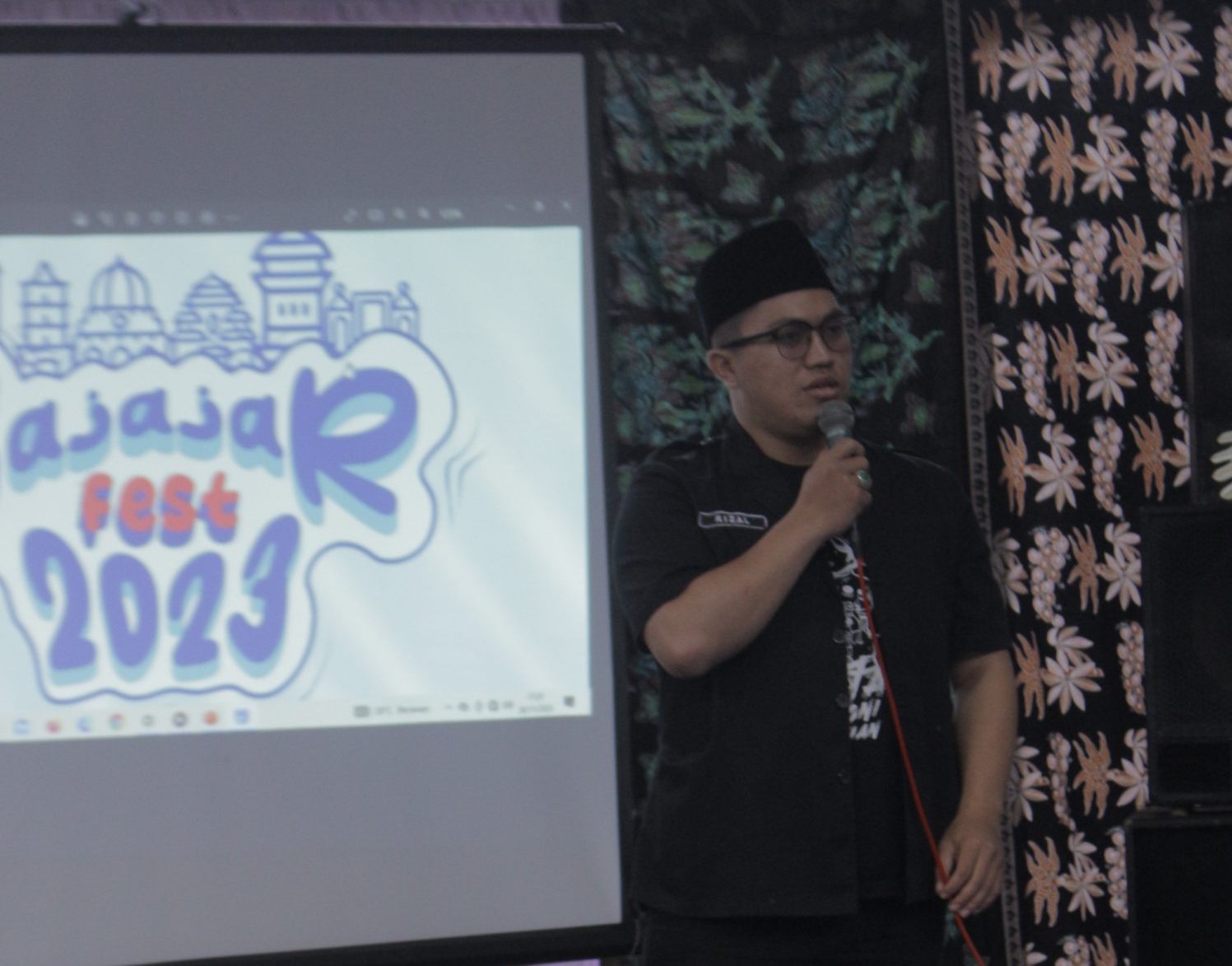Koordinator Solidaritas Jaringan Antarumat Beragama dan Kepercayaan (Sajajar), Usama Ahmad Rizal, memberikan sambutan pada kegiatan Sajajar Festival Selasa (28/11/2023).