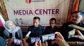 Bawaslu Kabupaten Garut memberikan keterangan pers di Garut. (Foto:ANTARA/Feri Purnama)