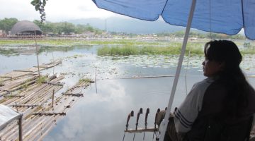 Potret Ayep (40), Warga Kampung Cianten, Desa Sukamukti, sedang memancing di Tepian Danau Situ Bagendit (31/12/2023).