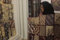 Erin, pengelola sentra galeri batik Viera Sutra Alam menunjukan koleksi batik tulis Garutan (11/12/2023).