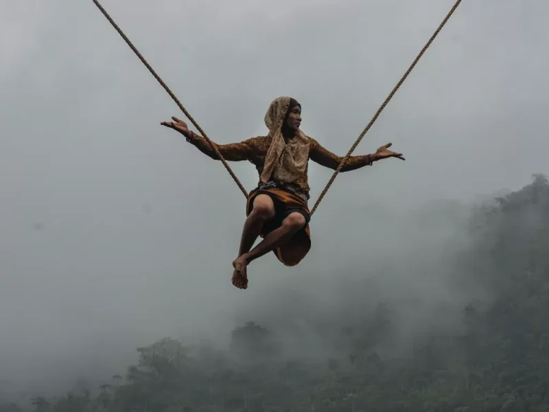 Seorang lelaki menggunakan busana perempuan sedang menaiki tali yang merupakan Seni Lais (ANTARA FOTO/Adeng Bustomi)